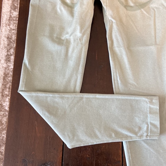 NVGTN Size M workout leggings barely worn - Picture 2 of 4